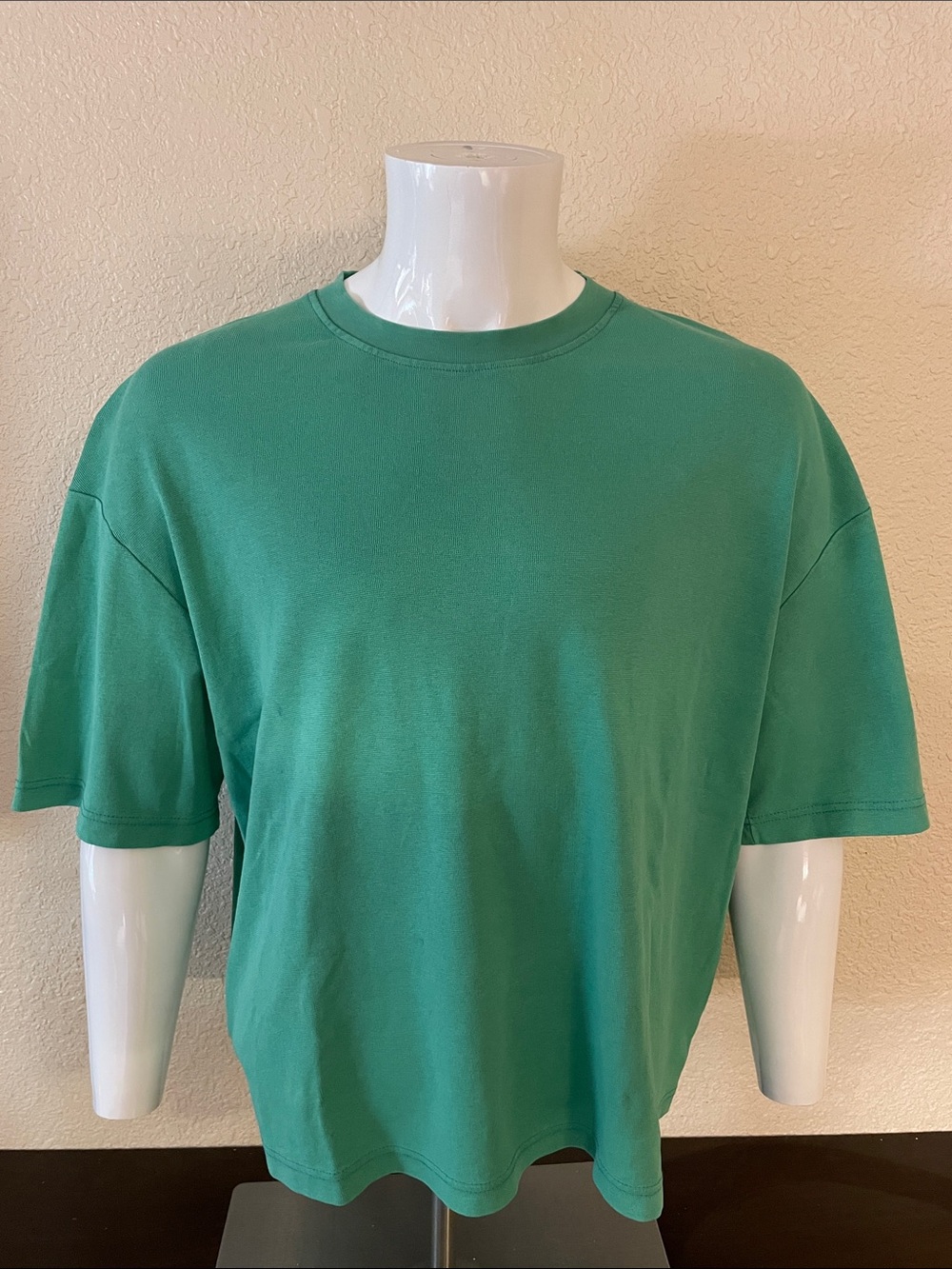 Green cropped tee with a relaxed fit #croptop #summer